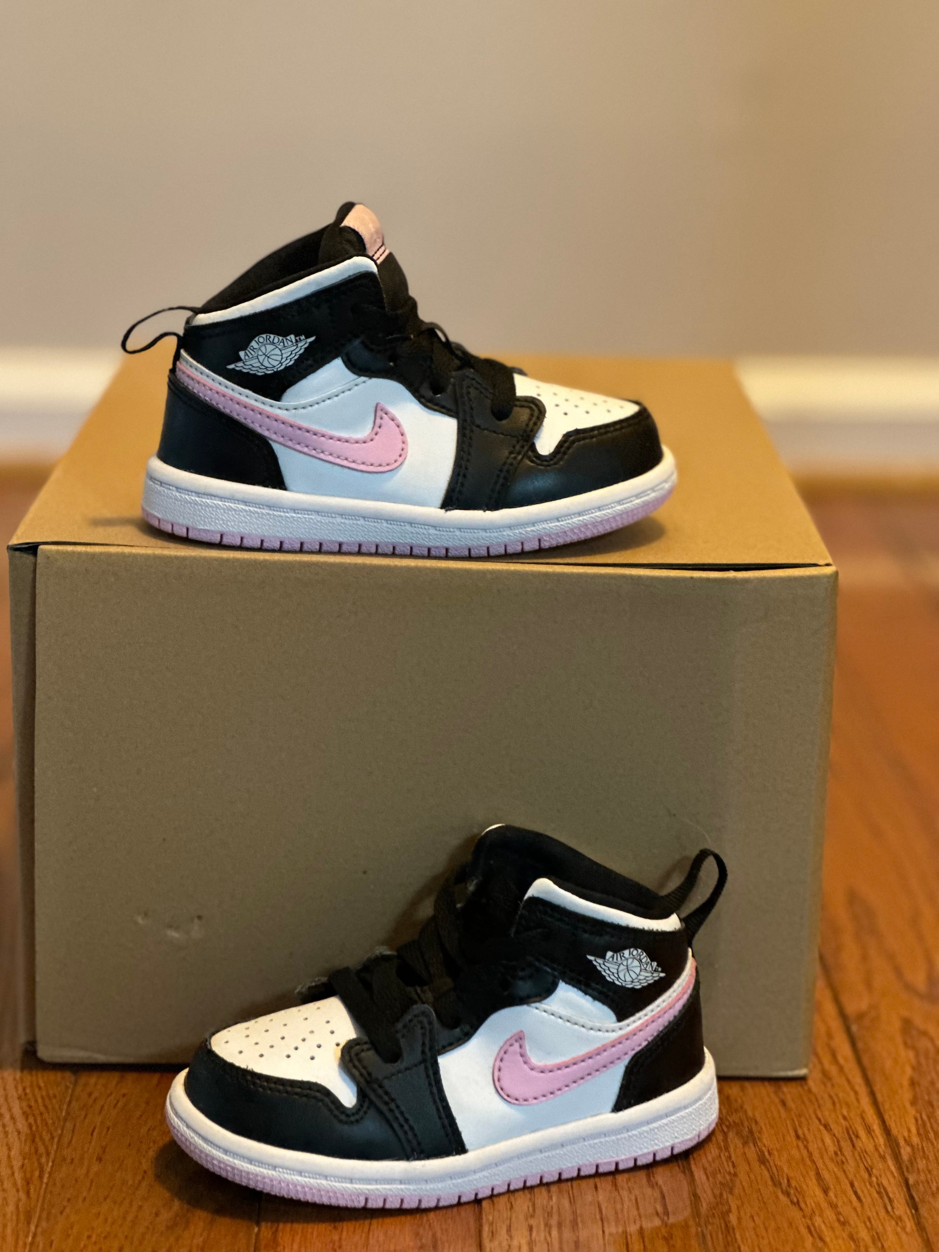 White Arctic Light Pink 1s size 6C