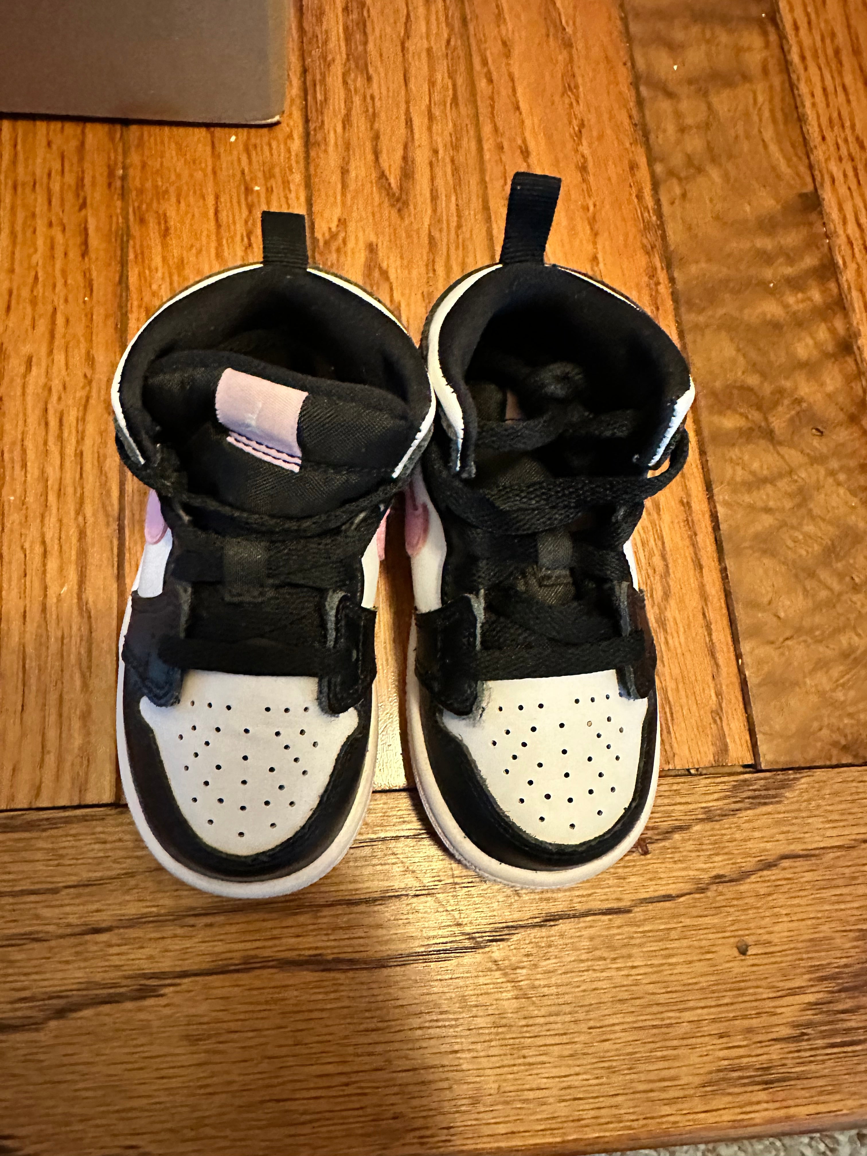White Arctic Light Pink 1s size 6C