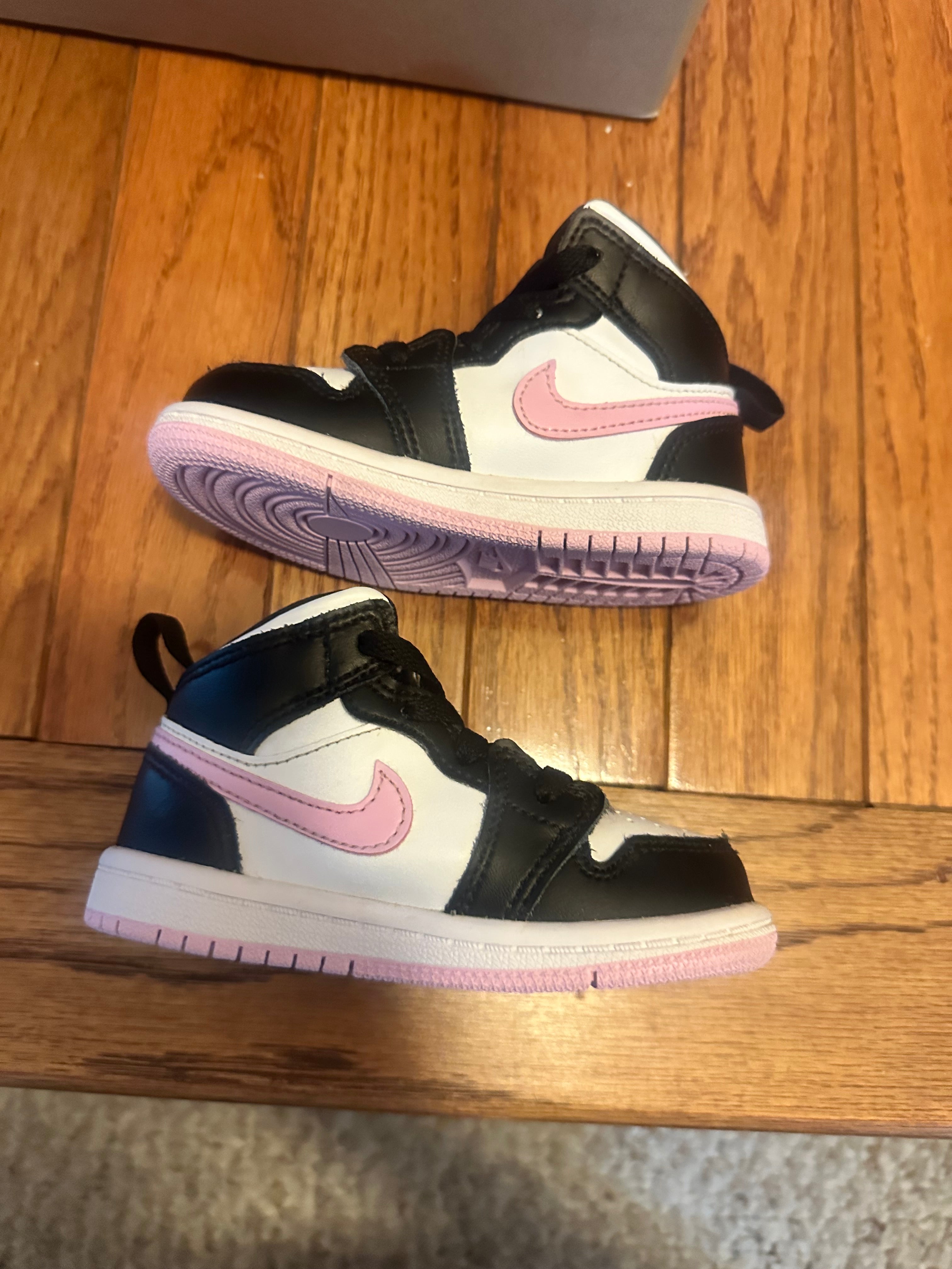 White Arctic Light Pink 1s size 6C