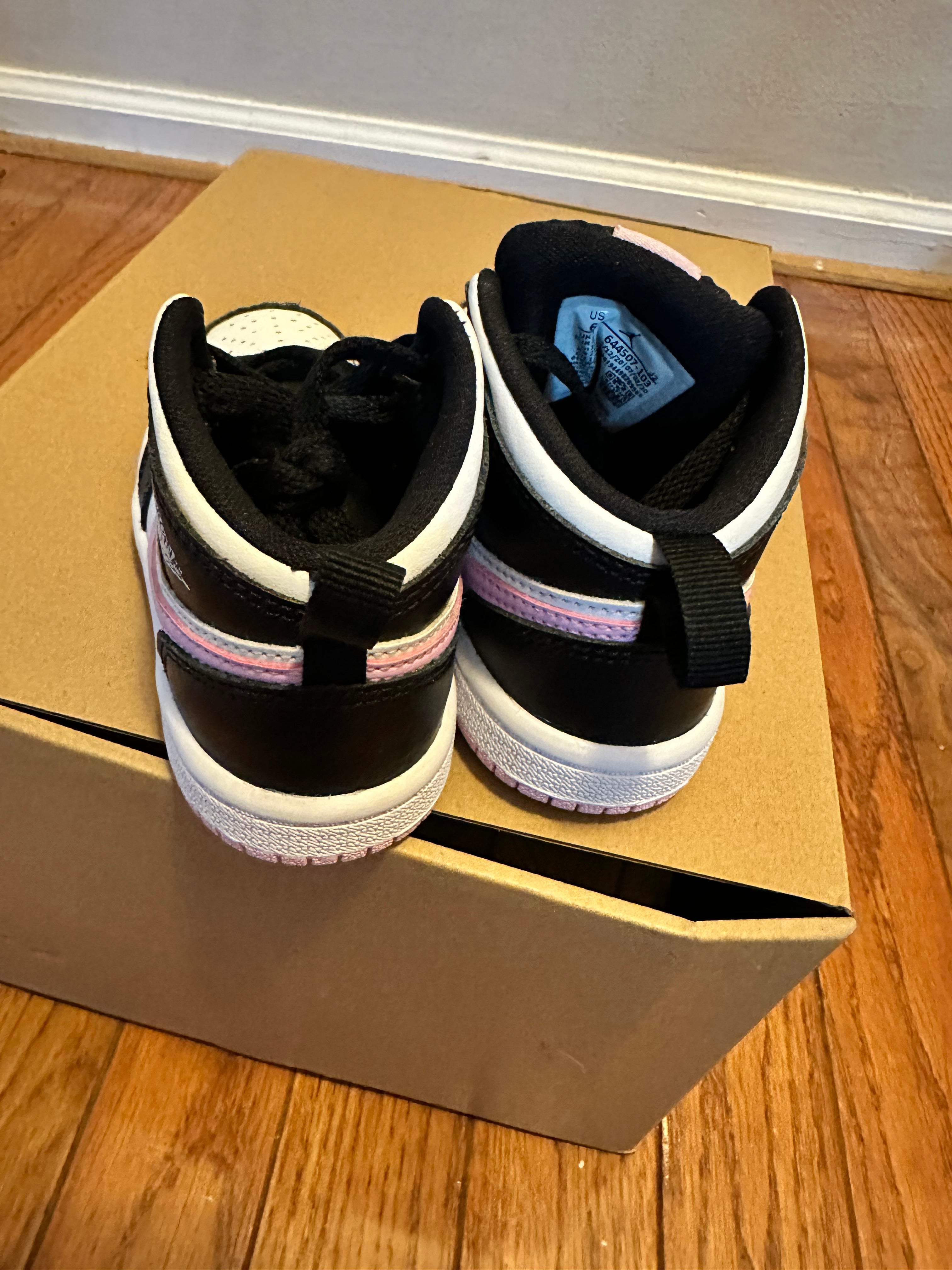 White Arctic Light Pink 1s size 6C